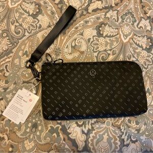 NWT Lululemon Curved Wristlet Motif Wallet Phone Carrier
